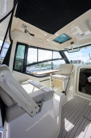 325 Boston Whaler W/ Seakeeper Stabilizer & Ride Yacht Photos Pics Interior of 2020 Boston Whaler 325 Conquest boat, featuring seating and a table.