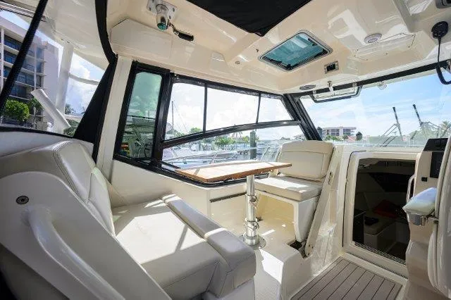 325 Boston Whaler W/ Seakeeper Stabilizer & Ride Yacht Photos Pics Interior of 2020 Boston Whaler 325 Conquest boat with seating and table.