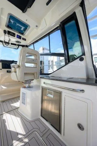 325 Boston Whaler W/ Seakeeper Stabilizer & Ride Yacht Photos Pics 2020 Boston Whaler 325 Conquest interior with helm seat and modern amenities.