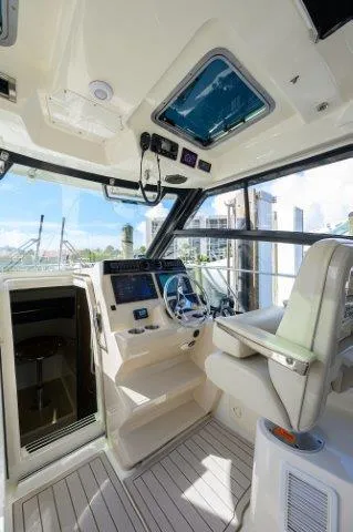 325 Boston Whaler W/ Seakeeper Stabilizer & Ride Yacht Photos Pics 2020 Boston Whaler 325 Conquest helm with modern controls and panoramic windows.