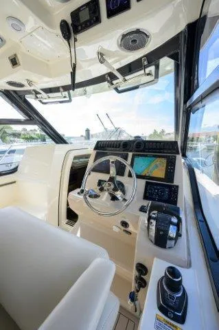 325 Boston Whaler W/ Seakeeper Stabilizer & Ride Yacht Photos Pics 2020 Boston Whaler 325 Conquest helm with modern navigation equipment and controls.