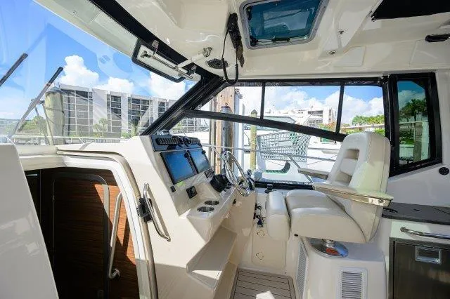 325 Boston Whaler W/ Seakeeper Stabilizer & Ride Yacht Photos Pics Interior of 2020 Boston Whaler 325 Conquest boat, featuring modern helm and seating.