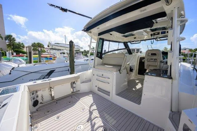 325 Boston Whaler W/ Seakeeper Stabilizer & Ride Yacht Photos Pics 