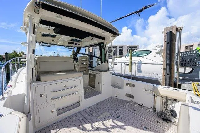 325 Boston Whaler W/ Seakeeper Stabilizer & Ride Yacht Photos Pics 