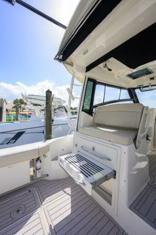 325 Boston Whaler W/ Seakeeper Stabilizer & Ride Yacht Photos Pics 