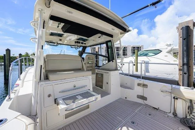 325 Boston Whaler W/ Seakeeper Stabilizer & Ride Yacht Photos Pics 