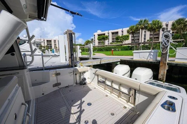 325 Boston Whaler W/ Seakeeper Stabilizer & Ride Yacht Photos Pics 