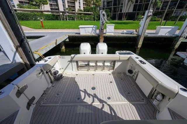 325 Boston Whaler W/ Seakeeper Stabilizer & Ride Yacht Photos Pics 