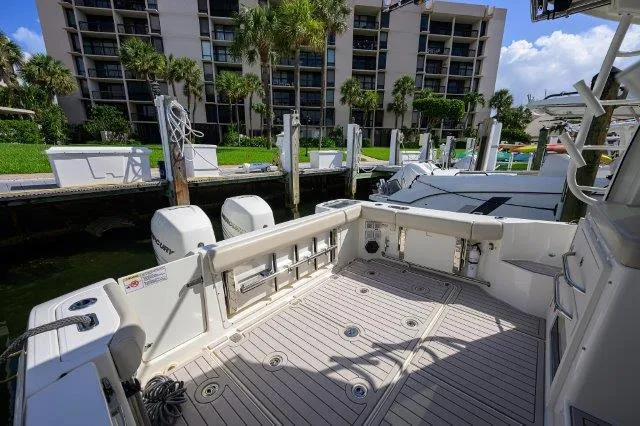 325 Boston Whaler W/ Seakeeper Stabilizer & Ride Yacht Photos Pics 