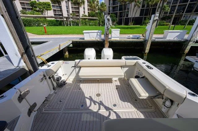 325 Boston Whaler W/ Seakeeper Stabilizer & Ride Yacht Photos Pics 