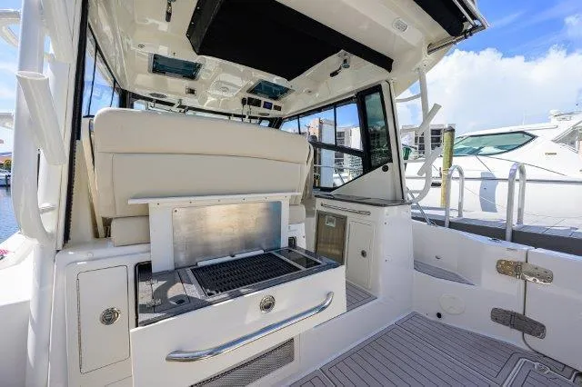 325 Boston Whaler W/ Seakeeper Stabilizer & Ride Yacht Photos Pics 