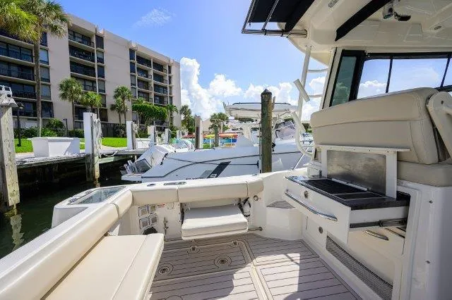 325 Boston Whaler W/ Seakeeper Stabilizer & Ride Yacht Photos Pics 