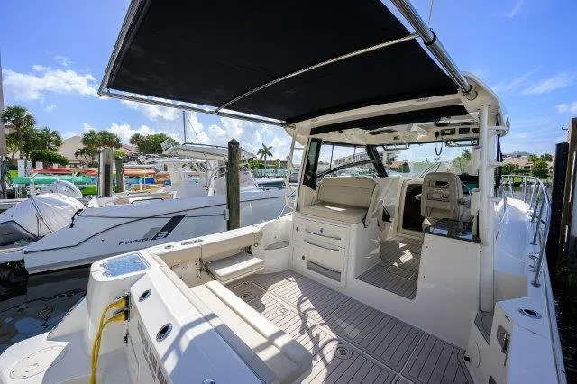 325 Boston Whaler W/ Seakeeper Stabilizer & Ride Yacht Photos Pics 