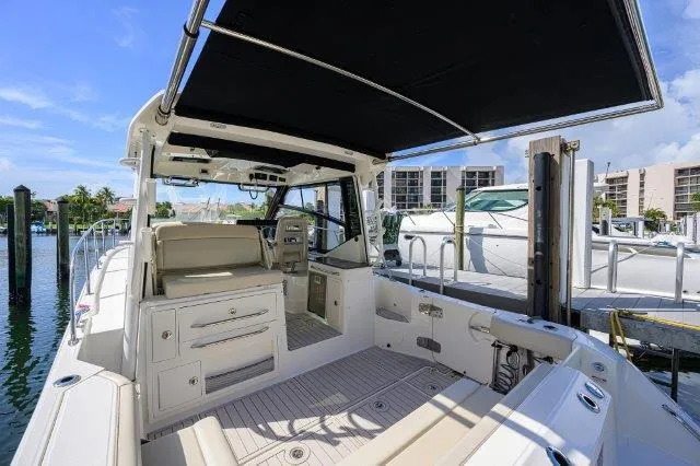 325 Boston Whaler W/ Seakeeper Stabilizer & Ride Yacht Photos Pics 
