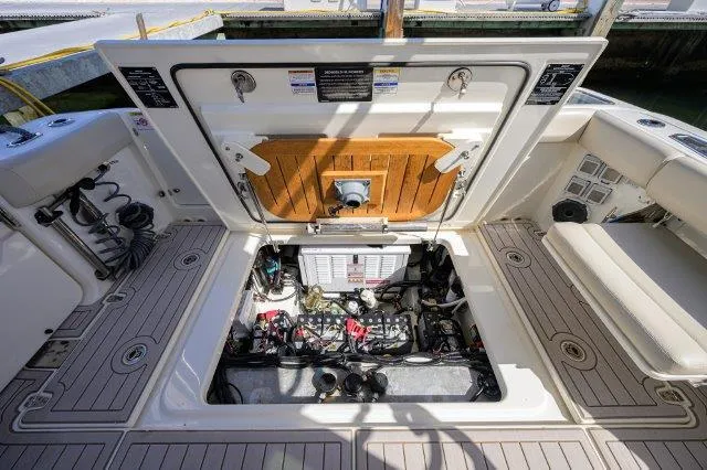 325 Boston Whaler W/ Seakeeper Stabilizer & Ride Yacht Photos Pics 