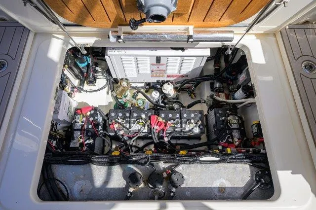 325 Boston Whaler W/ Seakeeper Stabilizer & Ride Yacht Photos Pics 