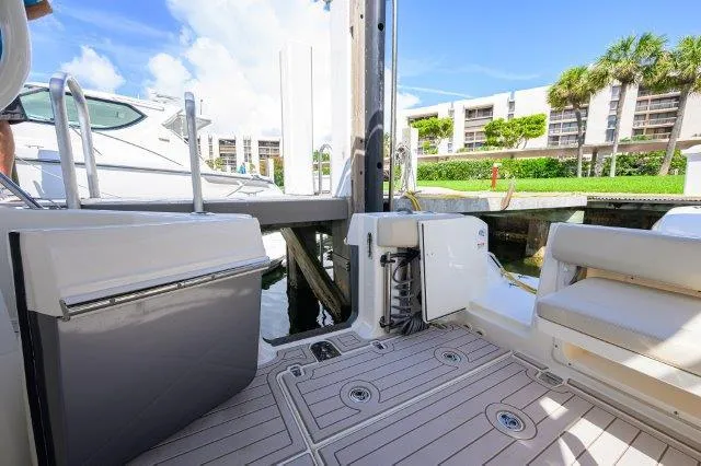 325 Boston Whaler W/ Seakeeper Stabilizer & Ride Yacht Photos Pics 