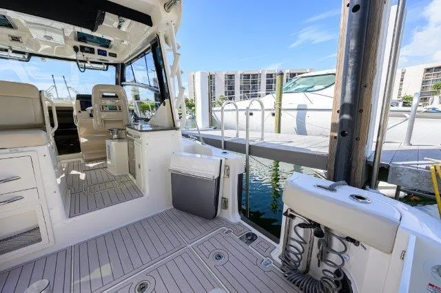 325 Boston Whaler W/ Seakeeper Stabilizer & Ride Yacht Photos Pics 