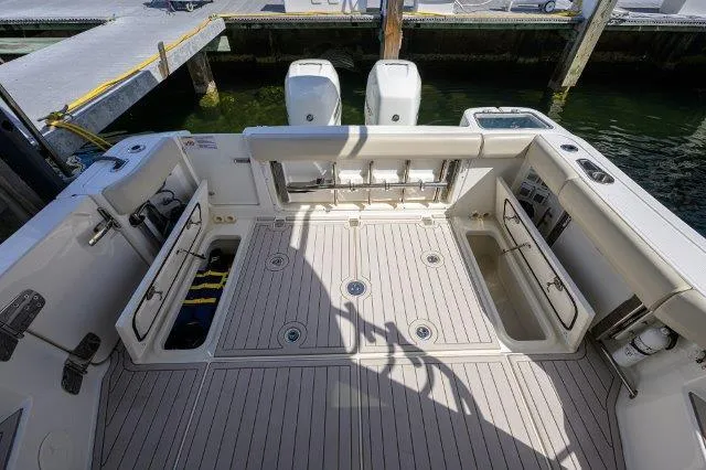 325 Boston Whaler W/ Seakeeper Stabilizer & Ride Yacht Photos Pics 