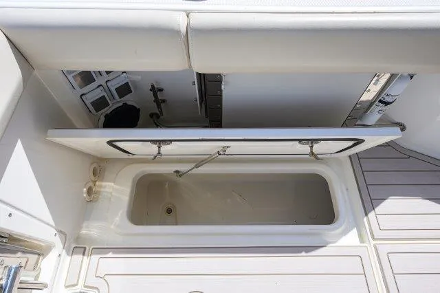 325 Boston Whaler W/ Seakeeper Stabilizer & Ride Yacht Photos Pics 