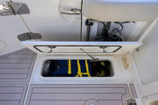 325 Boston Whaler W/ Seakeeper Stabilizer & Ride Yacht Photos Pics 