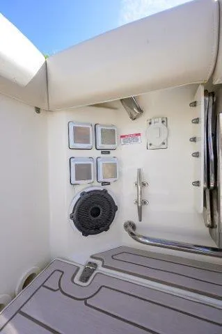 325 Boston Whaler W/ Seakeeper Stabilizer & Ride Yacht Photos Pics 