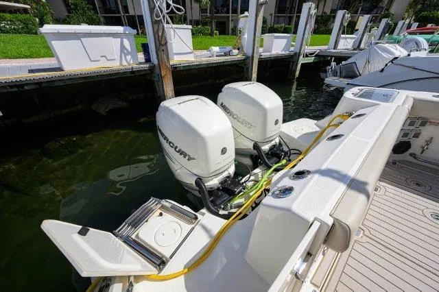 325 Boston Whaler W/ Seakeeper Stabilizer & Ride Yacht Photos Pics 