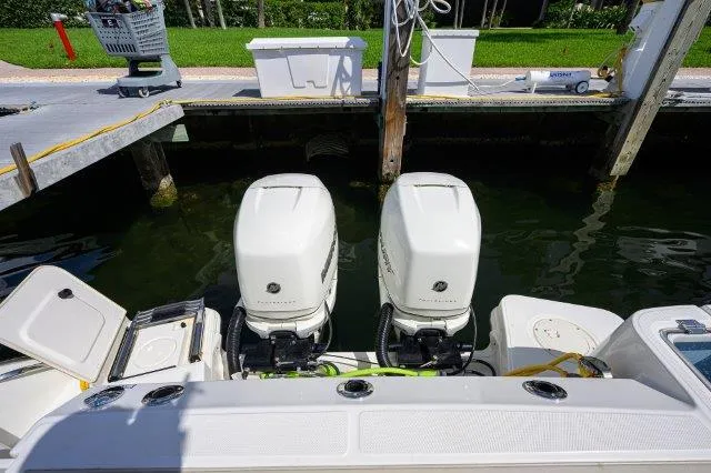 325 Boston Whaler W/ Seakeeper Stabilizer & Ride Yacht Photos Pics 