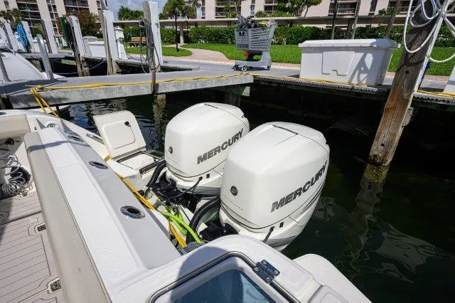 325 Boston Whaler W/ Seakeeper Stabilizer & Ride Yacht Photos Pics 