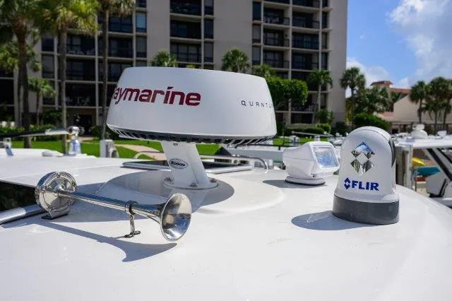 325 Boston Whaler W/ Seakeeper Stabilizer & Ride Yacht Photos Pics 