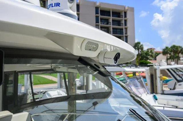 325 Boston Whaler W/ Seakeeper Stabilizer & Ride Yacht Photos Pics 