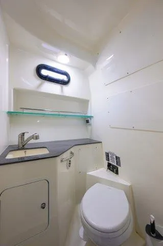 325 Boston Whaler W/ Seakeeper Stabilizer & Ride Yacht Photos Pics 