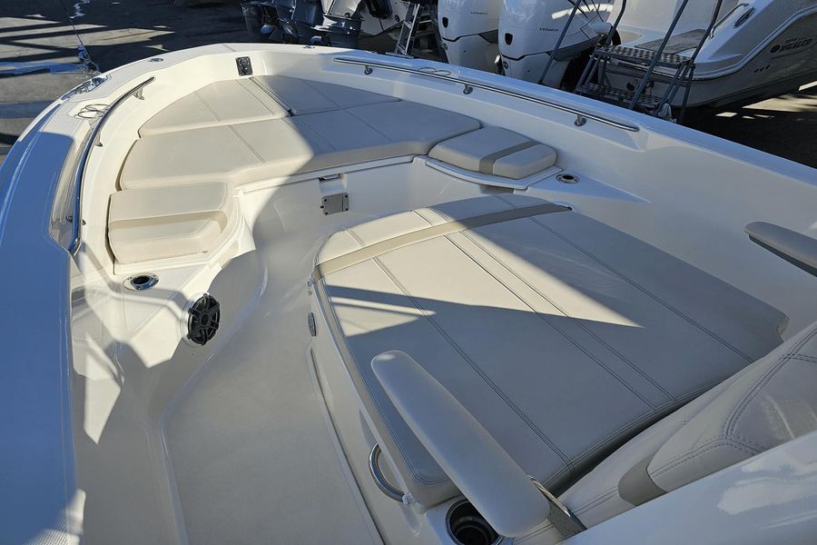 2023 Boston Whaler 250 Dauntless