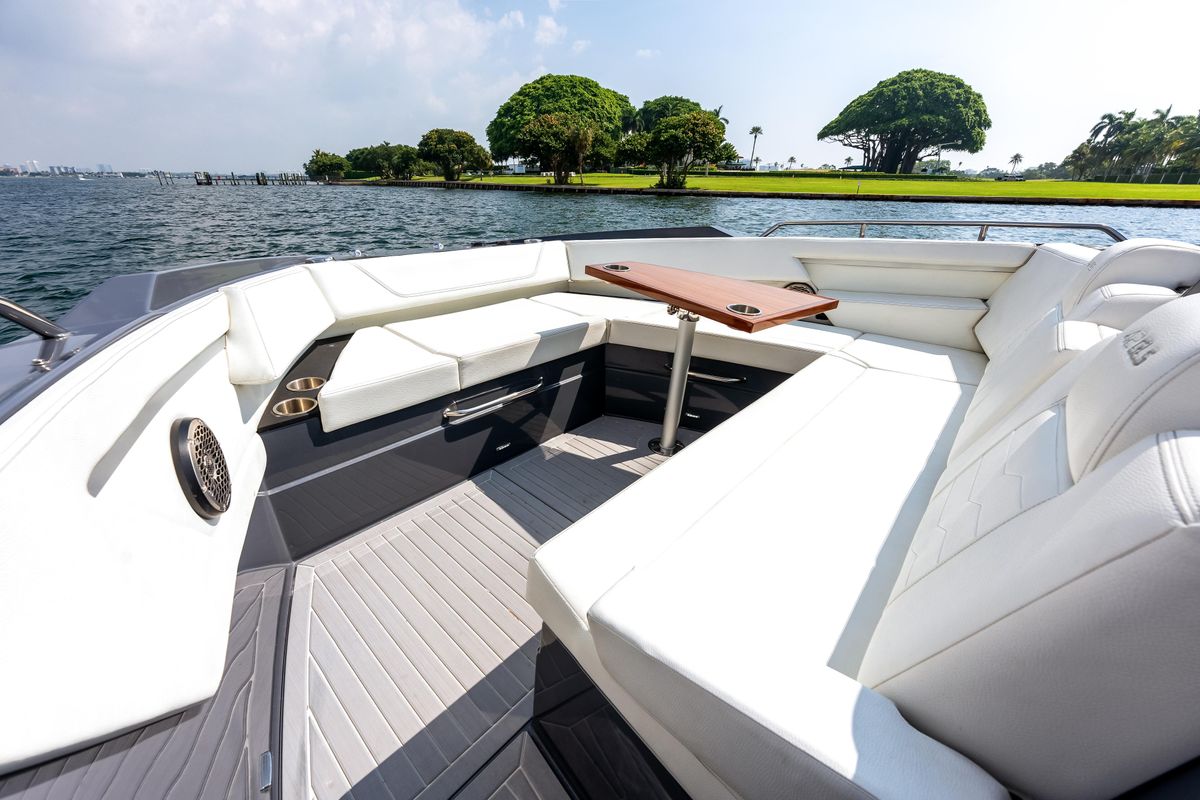 2023 Cruisers Yachts 42 