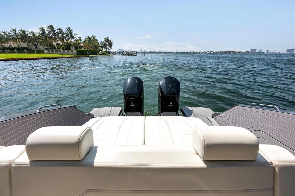 2023 Cruisers Yachts 42 