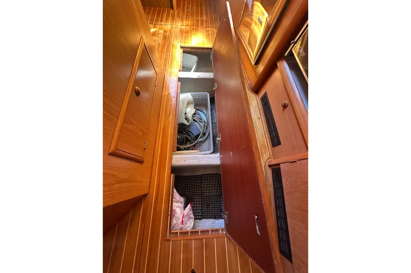 Tangent 2 Yacht Photos Pics Interior storage compartment of 2002 Jeanneau Sun Odyssey 45.2 sailboat.