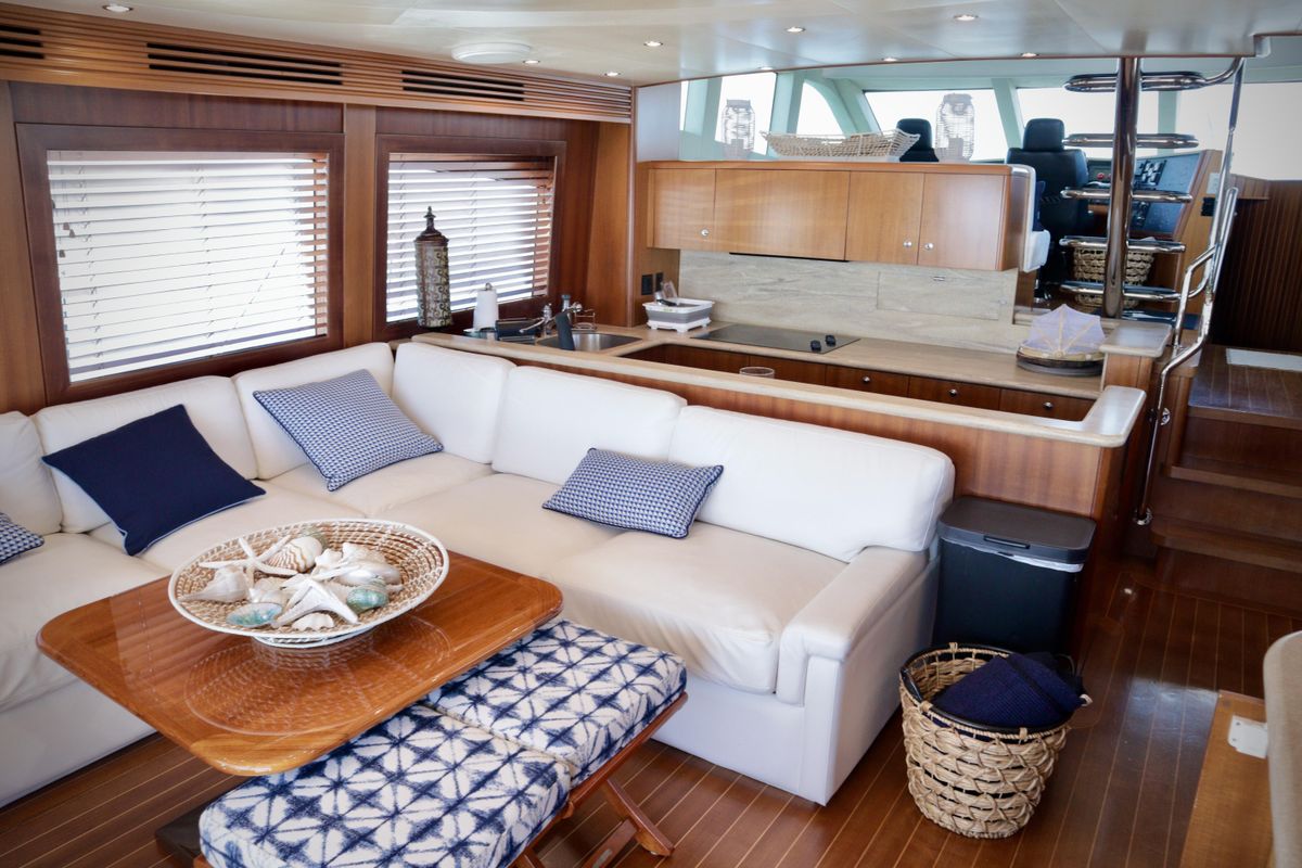 2003 Hatteras 63 