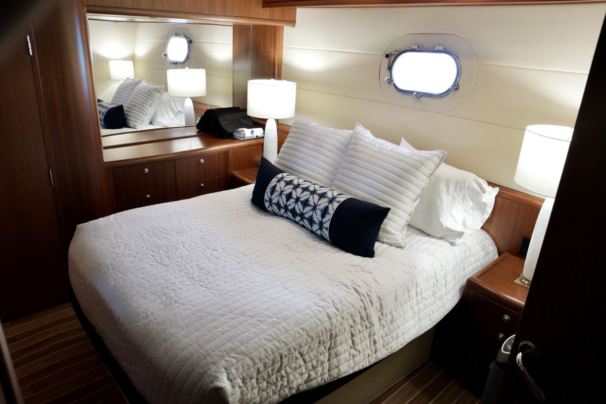 2003 Hatteras 63 