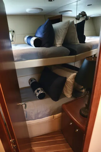 Mutiny Yacht Photos Pics Bunk beds in 2003 Hatteras 6300 Motor Yacht cabin with blue and white bedding.