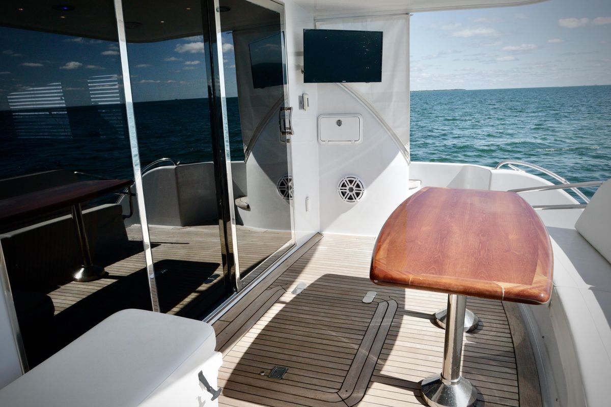 2003 Hatteras 63 