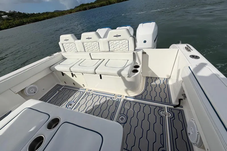 Yacht Photos Pics 2007 Fountain 38 Tournament Edition boat interior with seating and deck view.