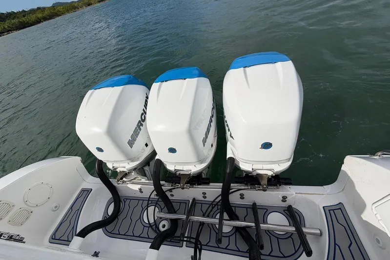  Yacht Photos Pics 2007 Fountain 38 Tournament Edition boat with triple Mercury outboard engines on water.
