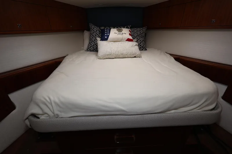  Yacht Photos Pics 2018 Hatteras 45 Express Sportfish cabin with cozy bed and decorative pillows.