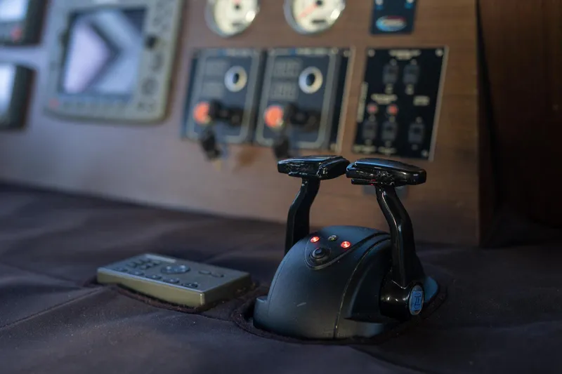 Pelicano Yacht Photos Pics Sunreef 62 2009 yacht control panel with throttle levers and remote.