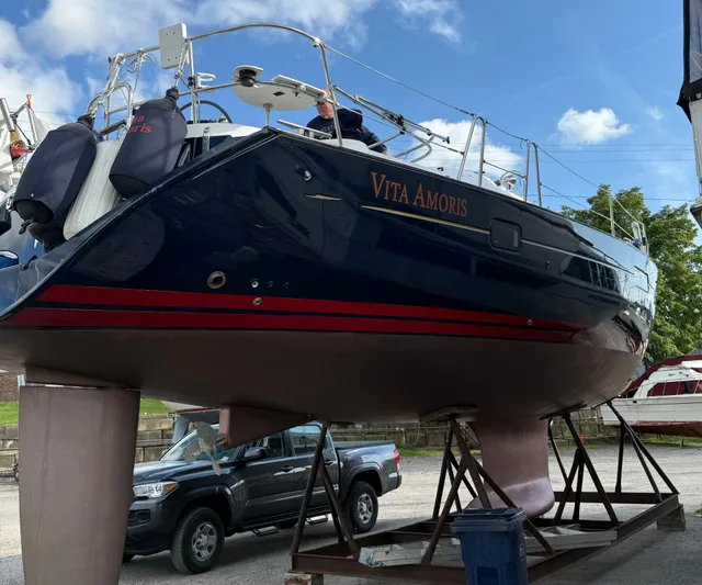 Vita Amoris Yacht Photos Pics 2005 Beneteau 423 sailboat "Vita Amoris" on stands, with blue hull and red stripe.