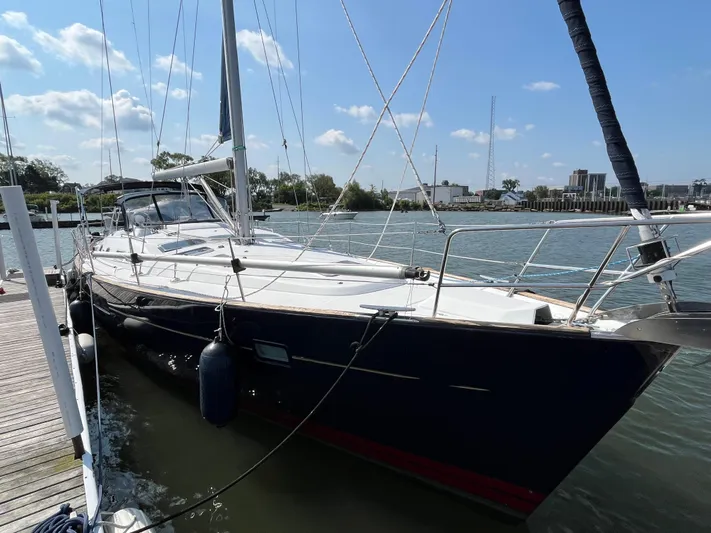 Vita Amoris Yacht Photos Pics 2005 Beneteau 423 sailboat docked, featuring sleek design and spacious deck under clear skies.
