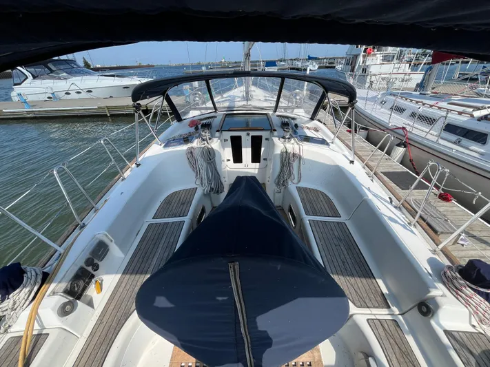 Vita Amoris Yacht Photos Pics 2005 Beneteau 423 sailboat cockpit view, docked at marina with surrounding boats.