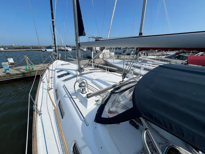 Vita Amoris Yacht Photos Pics 2005 Beneteau 423 sailboat docked at marina under clear blue sky.