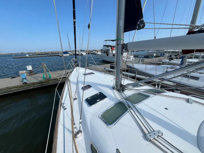 Vita Amoris Yacht Photos Pics 2005 Beneteau 423 sailboat docked at marina, clear sky, calm water.