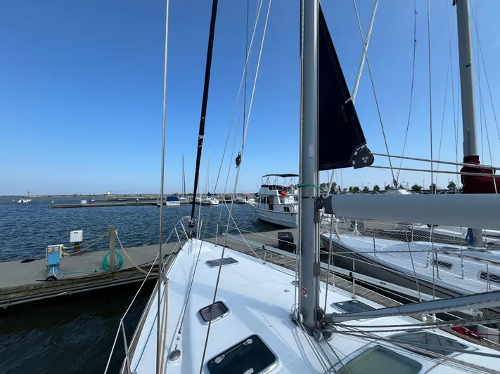 Vita Amoris Yacht Photos Pics 2005 Beneteau 423 sailboat docked at marina under clear blue sky.